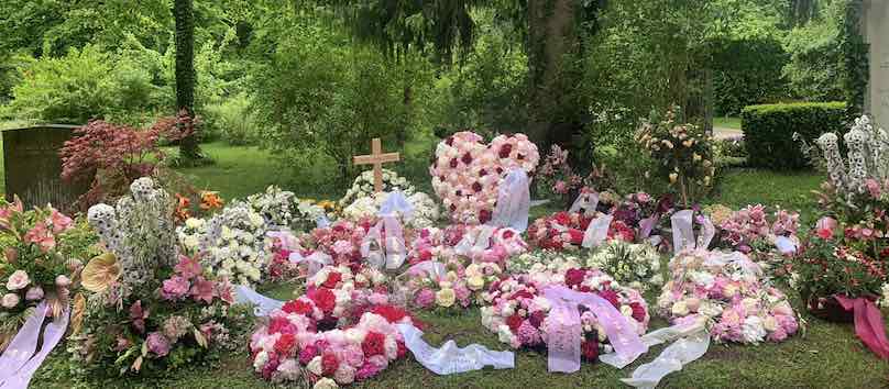 Rot Rosa Blumengestecke am Grab in München